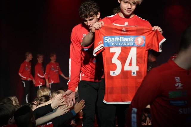 MED PÅ SCENEN: Lars Julian Fjeld hadde med drakta til kameraten som lå i koma på scenen på kick off.